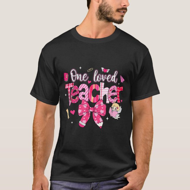 Camiseta One Loved Teacher Coquette Bow Pencil Valentine Gi (Anverso)