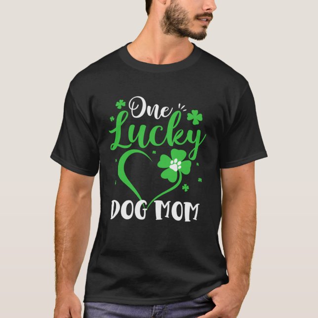 Camiseta One Lucky Dog Mom  Dog Mom St Patricks Day (Anverso)