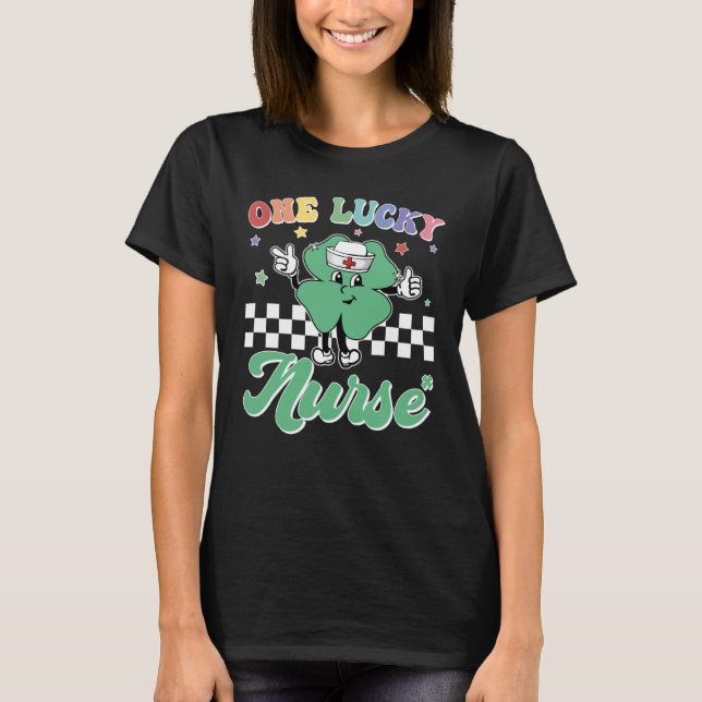 Camiseta One Lucky Nurse ICU RN Retro Groovy Patrick's Day  (Anverso)