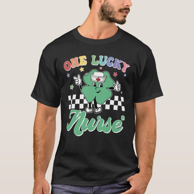 Camiseta One Lucky Nurse ICU RN Retro Groovy Patrick's Day  (Anverso)