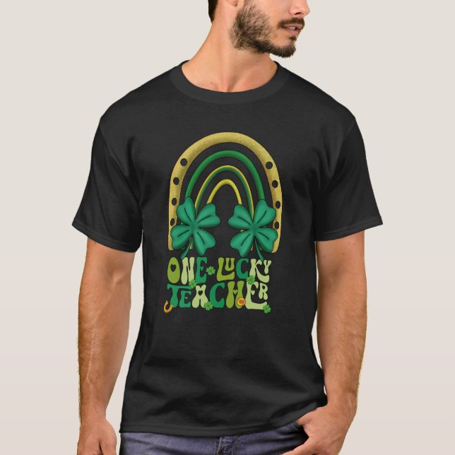 Camiseta One Lucky Teacher Groovy Retro Rainbow St Patricks (Anverso)
