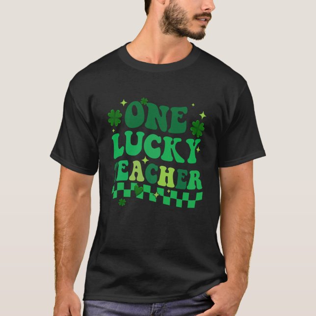 Camiseta One Lucky Teacher Groovy Retro St Patrick's Day Bo (Anverso)