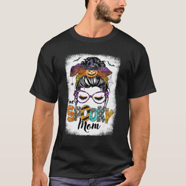 Camiseta One Spooky Mom Halloween Messy Hair Woman Bun  Mom (Anverso)
