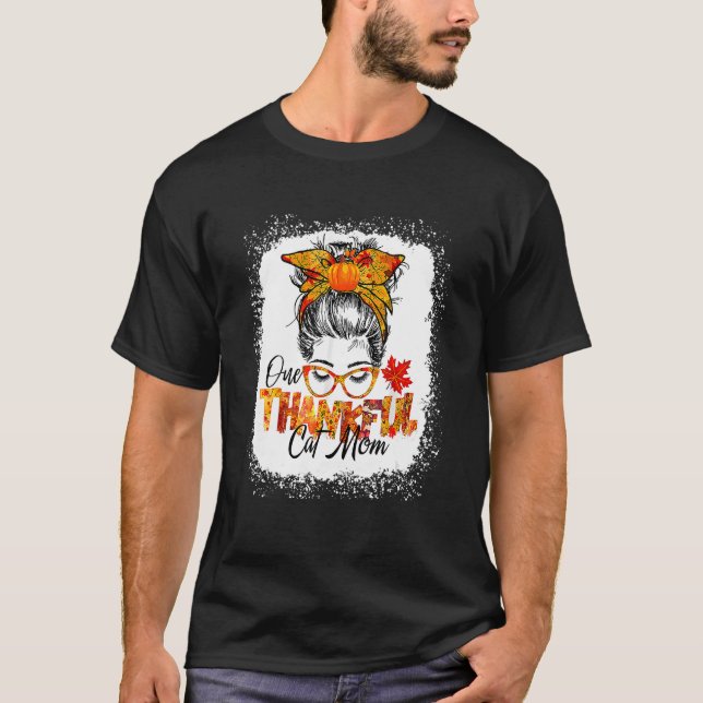 Camiseta One thankful cat mom Thanksgiving messy bun cute f (Anverso)