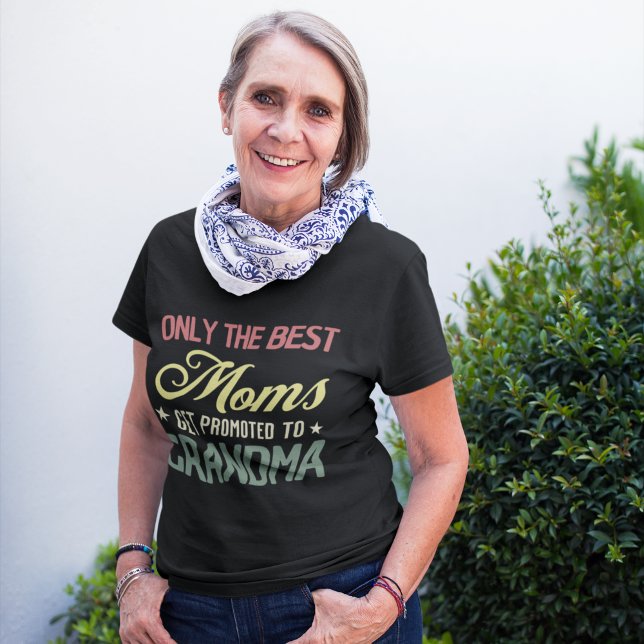 Camiseta Only the Best Moms Get to Promoted To Grandma Mom (Subido por el creador)