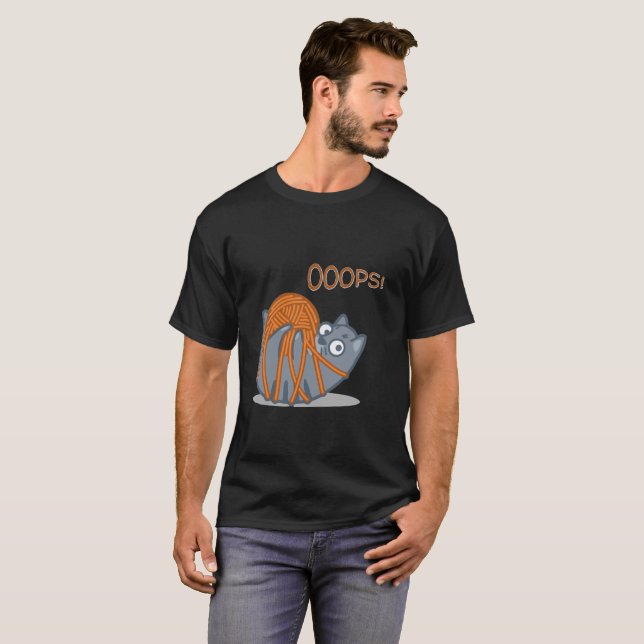Camiseta ¡OOPS! Gracioso Gato Cute Juega Con Yarn Ball (Anverso completo)