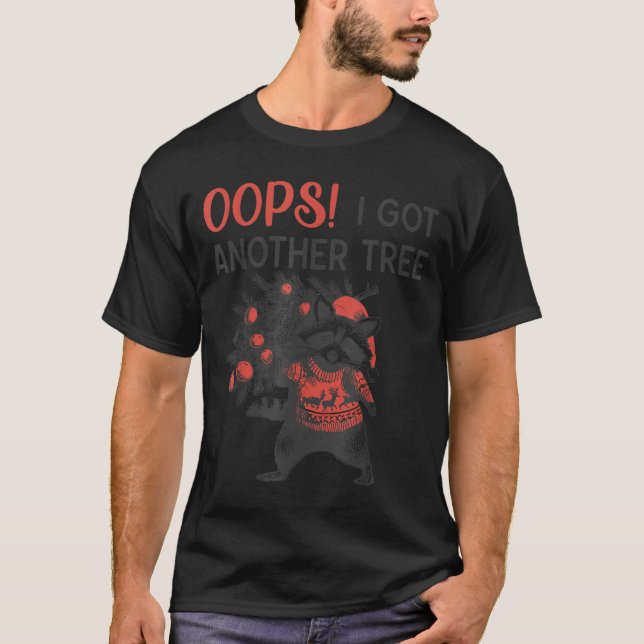 Camiseta Oops I Got Another Tree Funny Raccoon Christmas Qu (Anverso)