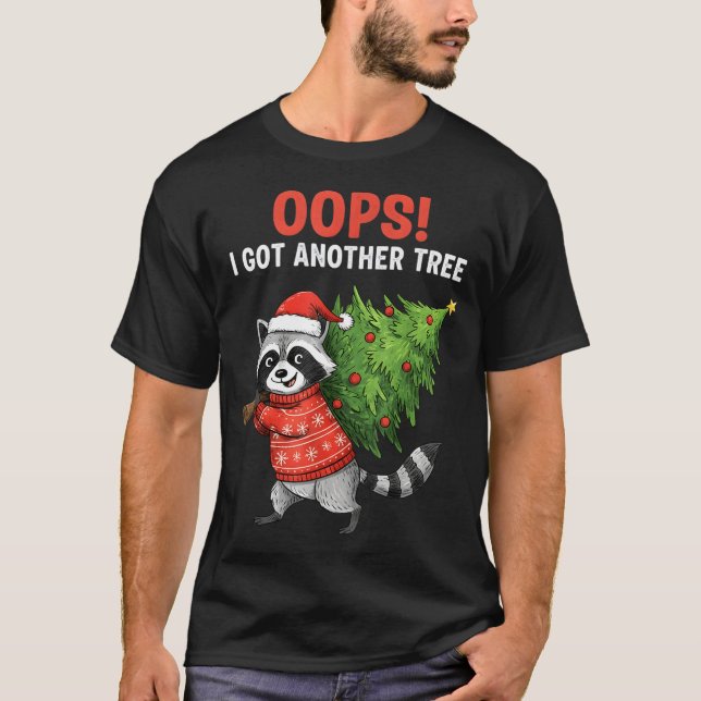 Camiseta Oops I Got Another Tree Funny Raccoon Christmas Qu (Anverso)