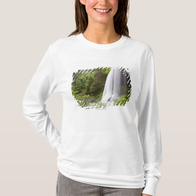 Camiseta Opinión borrosa de la cascada y del bosque en (Anverso)