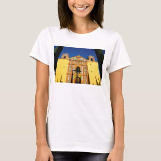Camiseta Opinión de ángulo bajo de la iglesia adornada