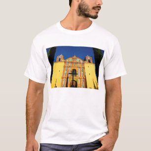 Camiseta Opinión de ángulo bajo de la iglesia adornada