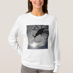 Camiseta Opinión de ángulo bajo de un CH-53E