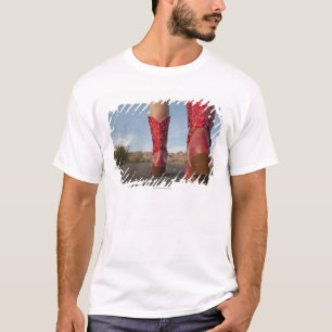Camiseta opinión del Bajo-ángulo de las botas de vaquero 