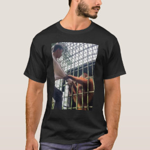 Camiseta Orangután ataca a un hombre en jaula en un zoológi