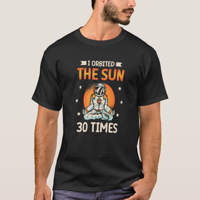 Camiseta Orbité El Sol 30 Veces El Planeta Astronauta Feliz (Anverso)