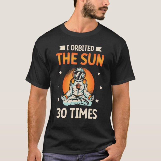 Camiseta Orbité El Sol 30 Veces El Planeta Astronauta Feliz (Anverso)
