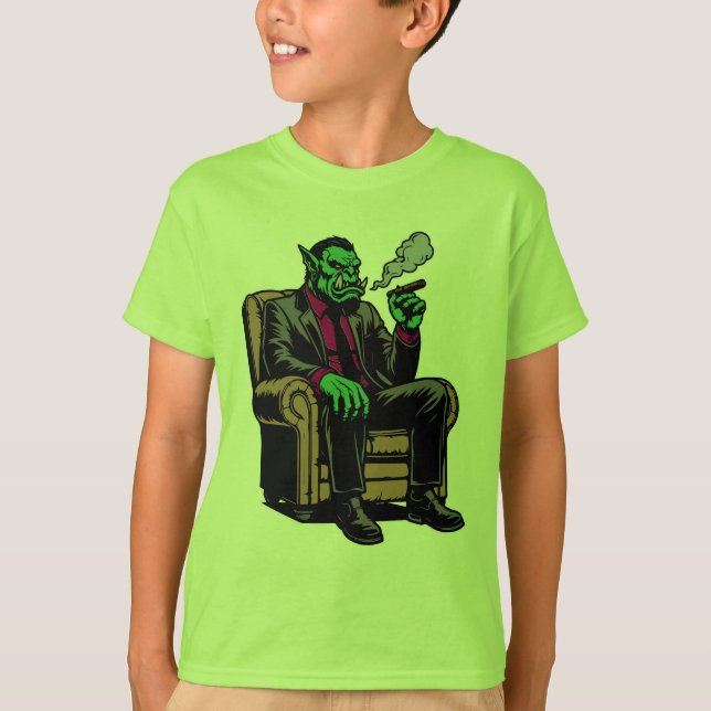 Camiseta Orc en una silla con un cigarro (Anverso)