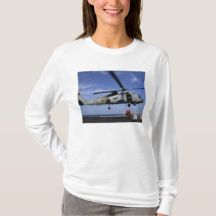 Camiseta Ordnancemen conecta los cables del transporte