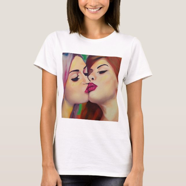 Camiseta Orgullo acuático dos mujeres comparten un beso (Anverso)