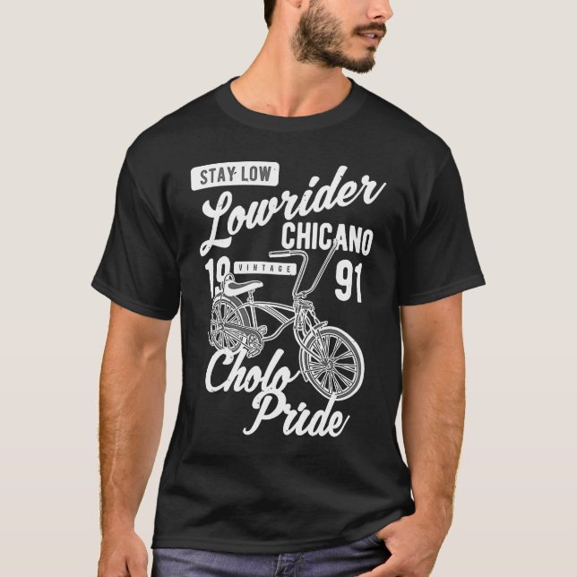 Camiseta Orgullo Cholo Quédate Bajo Bicicleta Retro Chicano (Anverso)