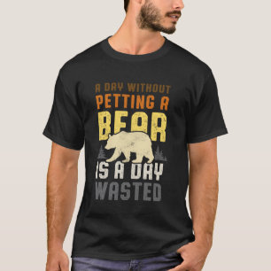 Camiseta Orgullo de oso gay divertido acariciando un oso re