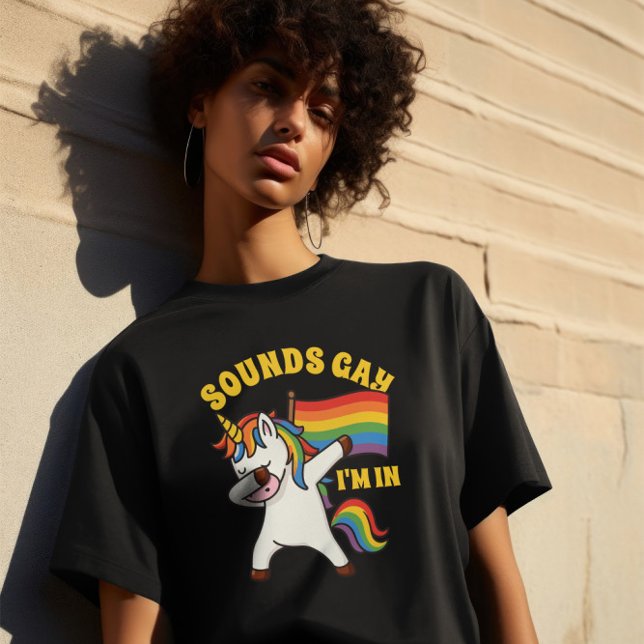 Camiseta Orgullo gay Dabbing Unicornio con bandera (Gay Pride Dabbing Unicorn With Flag T-Shirt by Ricaso. Sounds gay, I'm in)