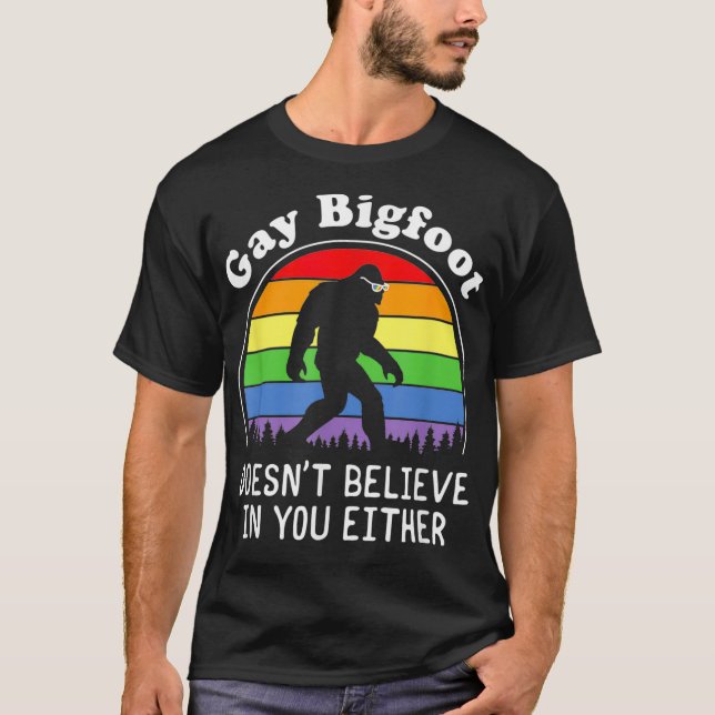 Camiseta Orgullo Gay Gracioso Gay Pie Arcoiris Sasquatch Re (Anverso)