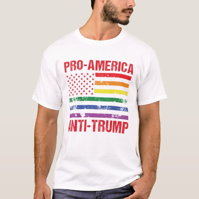 Camiseta Orgullo LGBT anti Trump Bandera estadounidense pro (Anverso)