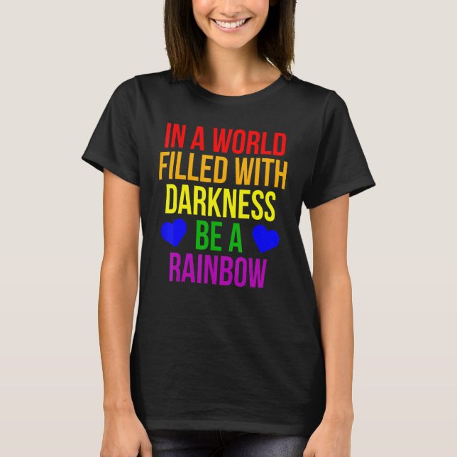 Camiseta Orgullo Lgbt En Un Mundo Lleno De Oscuridad Sea Un (Anverso)