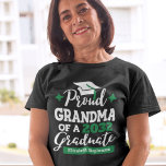 Camiseta Orgullosa abuela de 2023 graduada de tassel verde<br><div class="desc">Celebra la graduación de tu nieto o nieto con esta moderna camiseta con una tipografía "Orgullosa GRANDMA de un graduado de 2023" con fuentes blancas y verdes decoradas con un tapón negro de grad con tassel verde; personaliza fácilmente esta camiseta con el año de graduación y el nombre del graduado...</div>