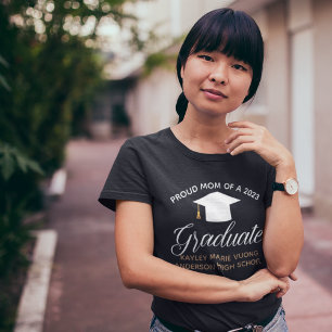 Camiseta Orgullosa clase de graduación de mamá de nombre pe