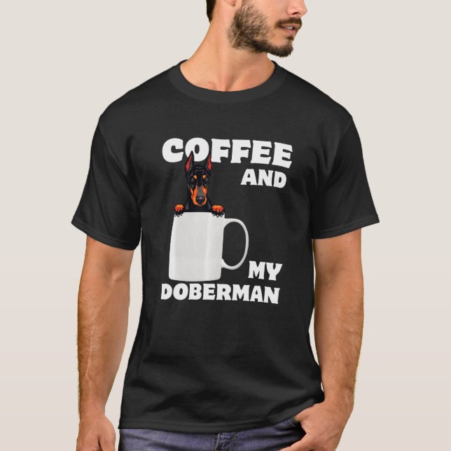 Camiseta Orgullosa Dobie Mom Dad Doberman Mug Un Café Y Mi  (Anverso)