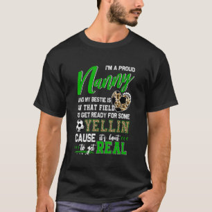 Camiseta Orgullosa familia de nanas de fútbol que compiten 