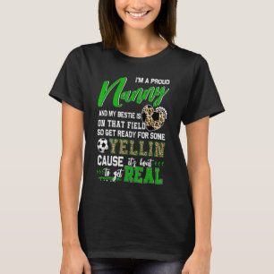 Camiseta Orgullosa familia de nanas de fútbol que compiten