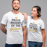 Camiseta Orgullosa familia de padres graduados de amarillo<br><div class="desc">Camiseta familiar de graduación personalizado con una gorra amarilla dorada,  el dicho "orgulloso padre del graduado" que puede ser personalizado a mamá,  papá,  bestie,  hermana,  hermano,  abuela,  abuelo o cualquier otro título,  el año de clase,  el nombre de los graduados y la escuela o universidad a la que asistieron.</div>