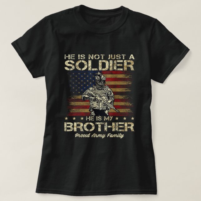 Camiseta Orgullosa Familia Del Ejército No Es Solo Un Solda (Diseño del anverso)