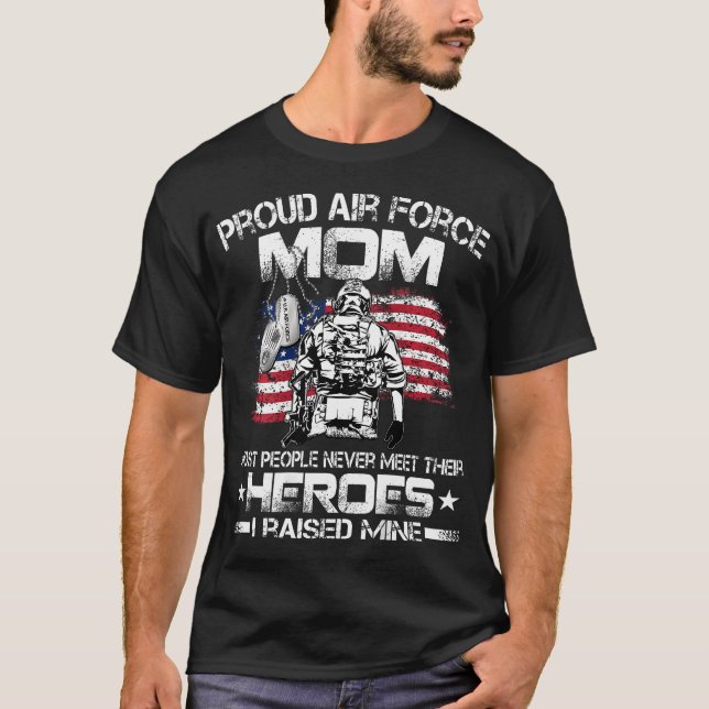 Camiseta Orgullosa Fuerza Aérea Mamá graduada de la Fuerza  (Anverso)