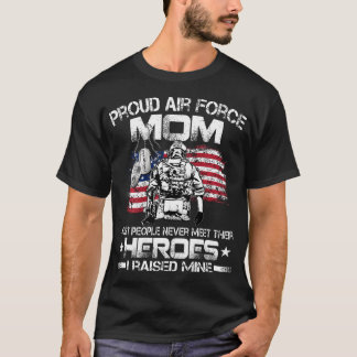 Camiseta Orgullosa Fuerza Aérea Mamá graduada de la Fuerza 
