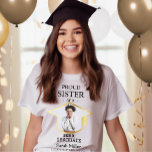 Camiseta Orgullosa hermana de un graduado de 2025 con foto<br><div class="desc">¡Celebra el gran logro de tu hermano con esta camisa de graduación de personalizado para una hermana orgullosa! Con una foto personalizada, el nombre de un graduado y la escuela, esta camisa es una manera divertida y significativa de mostrar tu apoyo y amor en el día de la graduación. Perfecto...</div>