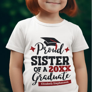 Camiseta Orgullosa hermana de un graduado de gorra roja neg