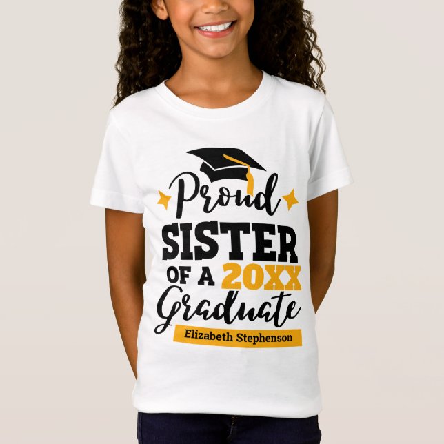 Camiseta Orgullosa hermana de una gorra de oro negra gradua (Anverso)