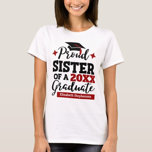 Camiseta Orgullosa hermana de una gorra roja negra graduada (Anverso)