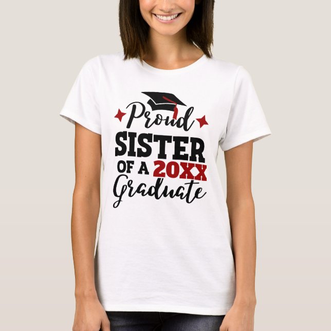 Camiseta Orgullosa hermana de una gorra roja negra graduada (Anverso)