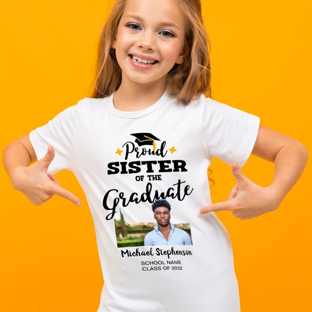 Camiseta Orgullosa hermana del nombre de un graduado de 202 (Subido por el creador)