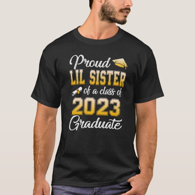 Camiseta Orgullosa Hermana Lil De Una Clase De 2023 Graduad (Anverso)