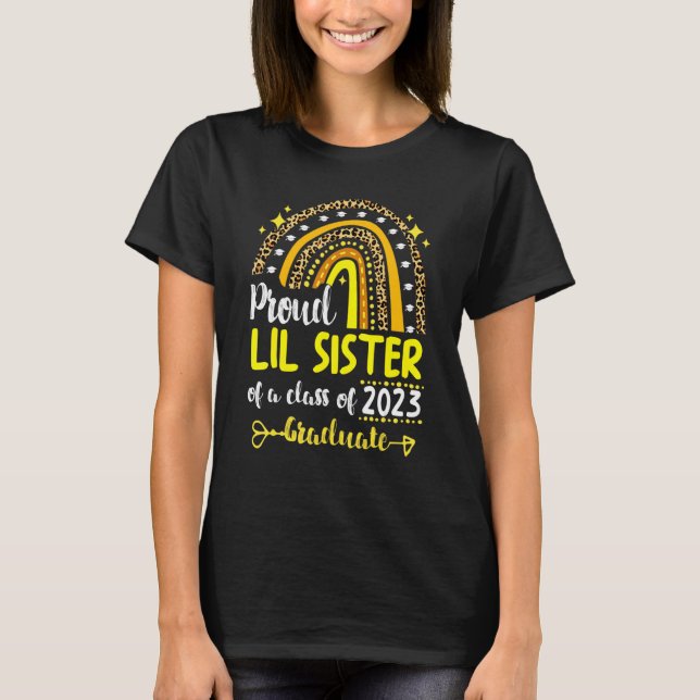 Camiseta Orgullosa Hermana Lil De Una Clase De 2023 Graduad (Anverso)
