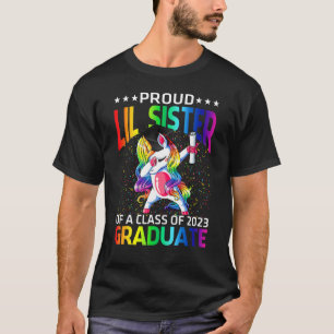 Camiseta Orgullosa Hermana Lil De Una Clase De 2023 Graduad