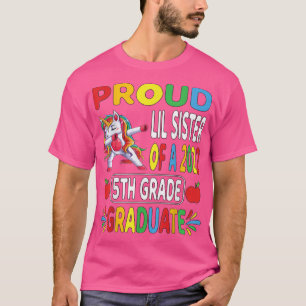 Camiseta Orgullosa hermana Lil del graduado Dabbin de 5º gr