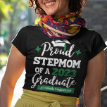 Camiseta Orgullosa madre de la pareja de graduados de 2023<br><div class="desc">Celebra la graduación de tu hijastra o hijastra con esta moderna camiseta que presenta un "Orgulloso STEPMOM de una tipografía de graduado 2023" con fuentes en blanco y verde decoradas con un gorro de grado con tacel verde; personaliza fácilmente esta camiseta con el año de graduación y el nombre del...</div>