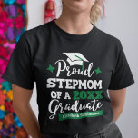 Camiseta Orgullosa madre de la pareja de graduados de 2023<br><div class="desc">Celebra la graduación de tu hijastra o hijastra con esta moderna camiseta que presenta un "Orgulloso STEPMOM de una tipografía de graduado 2023" con fuentes en blanco y verde decoradas con un gorro de grado con tacel verde; personaliza fácilmente esta camiseta con el año de graduación y el nombre del...</div>